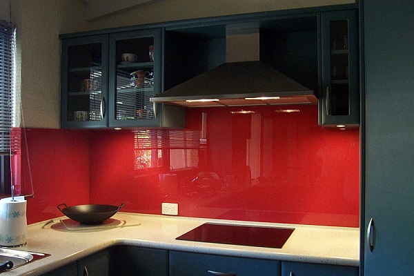 Kính ốp bếp màu đỏ tại Hải Phòng