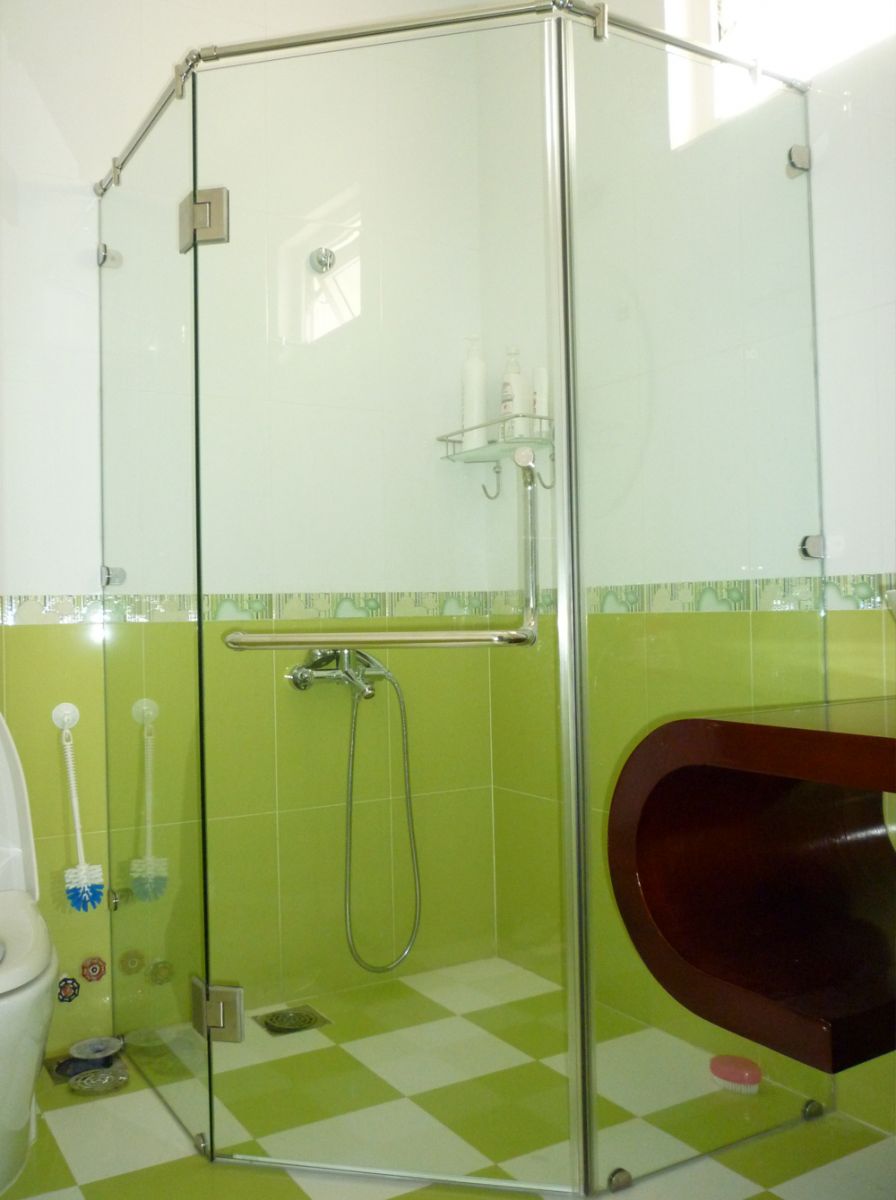 Phòng tắm kính 135 độ giá rẻ Hải Phòng